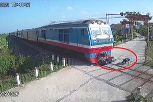 Video: Khoảnh khắc người đàn ông may mắn thoát chết ngay trước mũi tàu hỏa