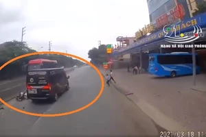 Video: Xe Limousine phóng nhanh, đâm văng người đi xe máy sang đường