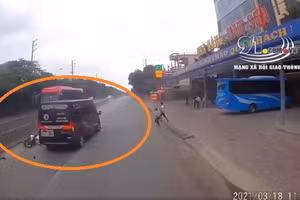 Video: Xe Limousine phóng nhanh, đâm văng người đi xe máy sang đường