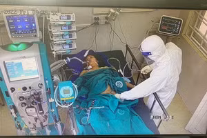 Hình ảnh bệnh nhân đang thở máy, lọc máu liên tục.