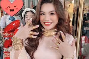 Dân mạng "hoa mắt" trước cô dâu đeo vàng kín người ở Sài Gòn