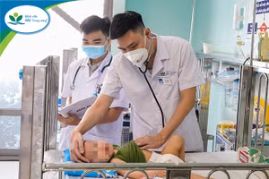 Bệnh nhi 17 tháng nhập viện vì uống nhầm dầu thắp hương.