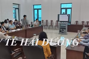 Đại diện CDC trình bày dự thảo và tập huấn công tác tiêm chủng vắc xin Covid-19. Ảnh: Sở Y tế Hải Dương.
