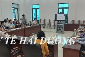 Đại diện CDC trình bày dự thảo và tập huấn công tác tiêm chủng vắc xin Covid-19. Ảnh: Sở Y tế Hải Dương.