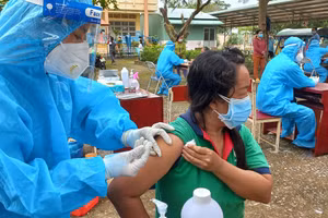 Người dân xã Hưng Điền, huyện Tân Hưng đến điểm tiêm khá sớm để được tiêm ngừa. Ảnh: Báo Long An. 