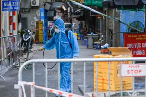 Tối 1/9, người dân ở ổ dịch Thanh Xuân Trung bắt đầu di chuyển đến khu cách ly ở Đại học FPT. Ảnh: Phùng Đô. 