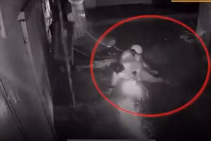 Video: Xe máy tụt xuống rãnh thoát nước đang thi công bị ngập ở Hà Nội