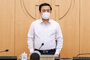 Ông Chử Xuân Dũng, Phó Chủ tịch UBND TP Hà Nội đã chủ trì giao ban trực tuyến với Sở Chỉ huy các sở, ngành, quận, huyện, thị xã để triển khai thực hiện công tác phòng, chống dịch Covid-19 trên địa bàn TP Hà Nội. Ảnh: NLĐ.