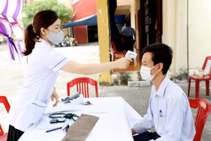 Cán bộ y tế khám sàng lọc trước tiêm và chỉ định tiêm khi đối tượng được tiêm có đủ điều kiện sức khỏe. Ảnh: CDC Hà Nam.