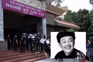 Người dân đến viếng danh hài Chí Tài tuân thủ quy định phòng chống Covid-19