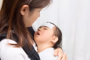 Phụ huynh cần hết sức bình tĩnh và lưu ý về những hướng dẫn xử trí khi trẻ sốt cao co giật. Ảnh: Internet.