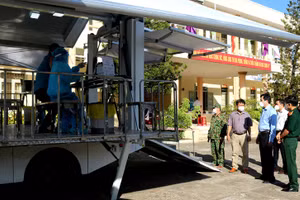 Lãnh đạo tỉnh Phú Yên kiểm tra công tác tiêm vắc xin bằng xe lưu động tại bệnh xá Bộ Chỉ huy quân sự tỉnh. Ảnh: Báo Phú Yên.