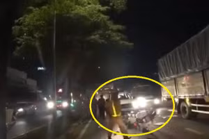 Video: Tài xế chở thuốc lá lậu rồ ga đâm liên tục vào xe CSGT rồi bỏ chạy