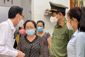 Đoàn lãnh đạo TP Hồ Chí Minh và quận 6 động viên gia đình Thượng úy Phan Tấn Tài. Nguồn: VGP.