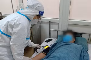 Bác sĩ kiểm tra sức khoẻ cho bệnh nhân. Ảnh: BV.