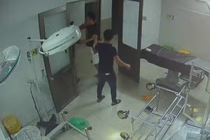 Bệnh nhân cùng người thân hủy hoại tài sản tại bệnh viện. Ảnh: SKĐS