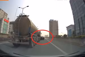 Video: Xe bồn chuyển làn ẩu, cán xe ô tô con kéo lê trên đường