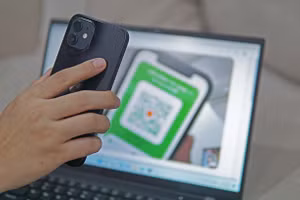 Người ra vào địa điểm công cộng chỉ cần đưa QR vào khung hình để được check-in. Ảnh: Lưu Quý.