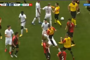 Video: 2 cầu thủ va chạm, cả đội bóng lao vào "tỉ thí" ngay trên sân