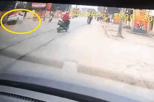 Video: Nhầm chân ga, nữ tài xế lao thẳng vào cột điện