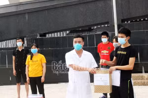 Bệnh nhân nhiễm Covid-19 khỏi bệnh được ra viện tại Bệnh viện dã chiến số 2. Nguồn: Báo Bắc Giang.