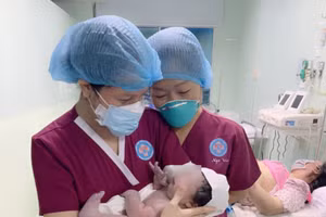 Các y bác sĩ bất ngờ bé trai nặng hơn 5,1 kg được sinh thường thành công. Ảnh: Báo Tin tức.