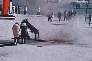 Video: Nghịch ngợm ném pháo xuống cống, đứa bé bị hất văng lên không trung