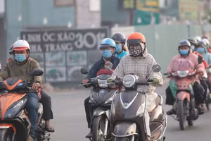 Chùm ảnh: Người dân Sài Gòn co ro vì rét