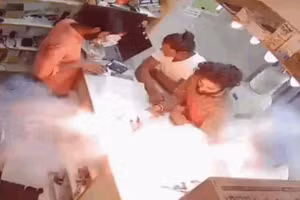 Video: Đang sửa điện thoại, pin bất ngờ phát nổ trước mặt nhiều người