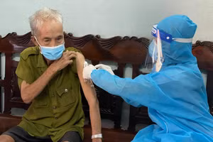 Tiêm vắc xin tại nhà cho người lớn tuổi tại Quận Tân Phú – TTYT Quận Tân Phú. Ảnh: HCDC TP Hồ Chí Minh.