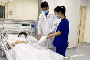 Bác sĩ khám sau phẫu thuật cho bệnh nhân. Ảnh: BV.