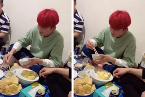 Video: Thanh niên "gây choáng" với màn ăn bánh chưng chấm sữa đặc