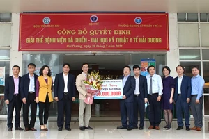 Chủ tịch UBND tỉnh Hải Dương cảm ơn GS.TS Nguyễn Quang Tuấn, Giám đốc BV Bạch Mai. Ảnh: Thành Dương. 