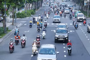 Người dân TP Hồ Chí Minh ra đường sáng 1/10. Ảnh: TPO.