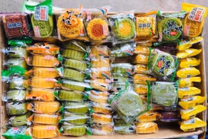 Bánh trung thu nội địa Trung Quốc giá từ 2.000 đồng/cái. Ảnh: Dân trí.