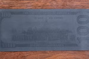 Các tờ tiền được phủ bằng hóa chất đen. Ảnh: hcmcpv.org.vn