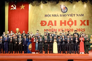 Ban Chấp hành Hội Nhà báo Việt Nam khoá XI ra mắt Đại hội. Ảnh T.Vương/Báo LĐ.
