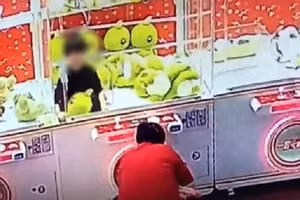 Video: Giật mình trẻ nhỏ bị mắc kẹt do chui vào máy gắp thú bông 