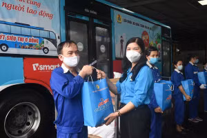 Trao “Túi An sinh Công đoàn” cho người lao động. Ảnh: LĐLĐ.