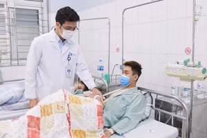 Bác sĩ khám cho bệnh nhân. Ảnh: BV.