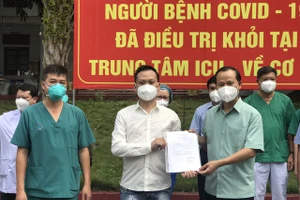 Trao công bố khỏi bệnh cho bệnh nhân N.V.G. Ảnh: ncov.moh.gov.vn