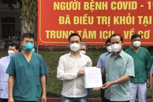 Trao công bố khỏi bệnh cho bệnh nhân N.V.G. Ảnh: ncov.moh.gov.vn