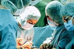 Bị cắt "của quý" sau khi vào khách sạn với 2 người đàn ông