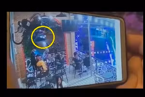 Camera ghi lại cảnh xe container kéo lê thi thể chạy gần 60km trên đường