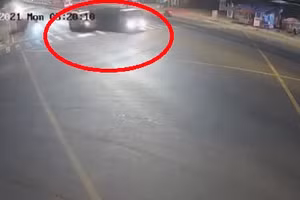 Video: Xe cấp cứu chạy tốc độ cao đâm vào xe tải 