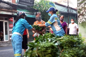 Hai nữ công nhân môi trường dậy từ giữa đêm mua gom rau sạch tặng dân nghèo khu phong tỏa