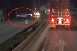 Video: Thót tim ô tô 5 chỗ phóng tốc độ cao, lao qua đường đâm vào container