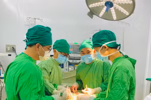 Ê kíp phẫu thuật.