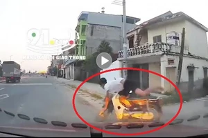 Video: Phóng nhanh, không mũ bảo hiểm, đâm vào ô tô, nam thanh niên bị hất văng hàng chục mét