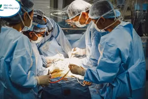 Các bác sỹ thực hiện ca ghép gan cho bệnh nhi. Nguồn: Bệnh viện Nhi Trung ương.